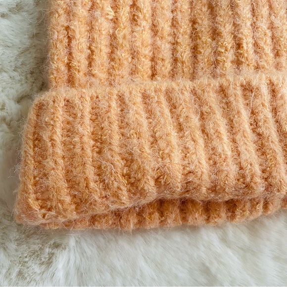 AND NWT Women’s Peach Orange Winter Hat - Picture 3 of 9
